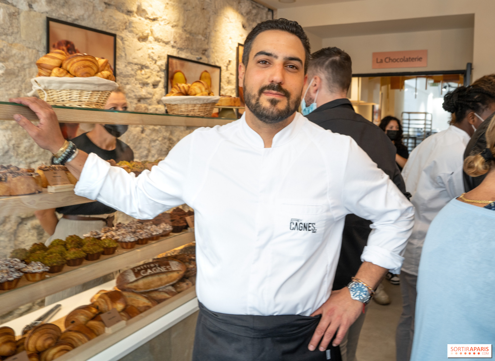 Un chef pâtissier, Jeffrey Cagnes, devant sa boutique de patisseries